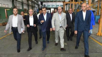 في زيارة مفاجئة.. "وزير الإنتاج الحربي" يفاجيء قيادات وعمال "حلوان للصناعات الهندسية"