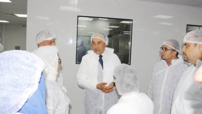 في جولة ميدانية.. وزير قطاع الأعمال يتفقد أعمال التطوير بشركة النيل للأدوية