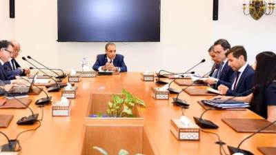 وزير الخارجية والهجرة وشئون المصريين بالخارج يجتمع مع قيادات وأعضاء إدارة البيئة والتغير المناخي بوزارة الخارجية