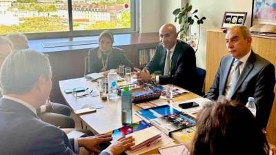 وزير التعليم يبحث مع مدير قسم السياسات وأنشطة التعلم مدى الحياة بمنظمة "اليونسكو"