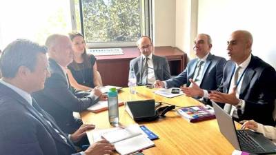 وزير التعليم يلتقي رئيس وحدة تنمية المعلمين التابعة لليونسكو لبحث تعزيز التعاون