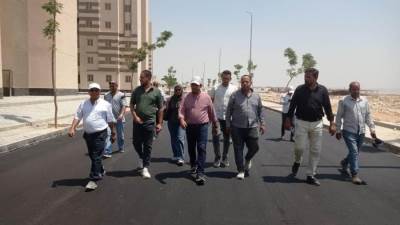 تكثيف العمل بمشروعات الطرق والخدمات بمواقع "سكن لكل المصريين" لسرعة تسليم الوحدات