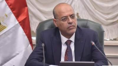 وزير العمل يدعو المواطنين العاملين بالإمارات بتسوية أوضاعهم خلال شهرين دون غرامات