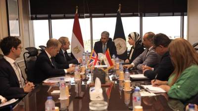 وزير السياحة والآثار يلتقي المبعوث التجاري البريطاني لأفريقيا لبحث فرص الاستثمار السياحي