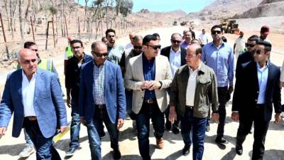 وزير الإسكان يتفقد مشروع ازدواج ورفع كفاءة طريق مطار سانت كاترين.. ومحطة محولات كهرباء سانت كاترين