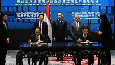 "اقتصادية قناة السويس" تُوقَّع عقودًا نهائية لحزمة مشروعات جديدة لتصنيع المنتجات الكيميائية والغذائية