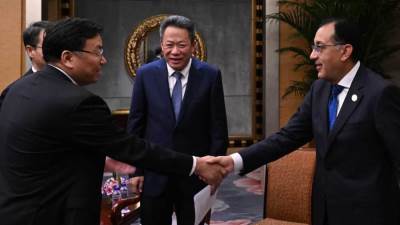 رئيس الوزراء يلتقي نائب رئيس مجلس الإدارة والمدير العام لشركة "خنان" الصينية للاستثمار