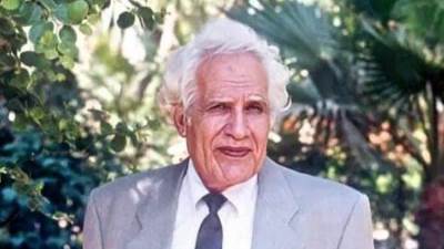 وزير الثقافة يُعلن اختيار "اللجنة الاستشارية العليا لمعرض القاهرة الدولي للكتاب" العالم أحمد مستجير والكاتبة فاطمة المعدول شخصيتا المعرض