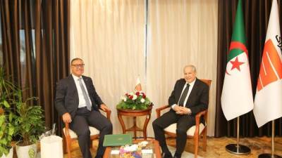 سفير مصر بالجزائر يبحث مع رئيس مجمع «سوناطراك» التعاون الثنائي بمجال الطاقة