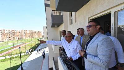 وزير الإسكان يتفقد سير العمل بوحدات مبادرة "سكن لكل المصريين" بمدينة أكتوبر الجديدة
