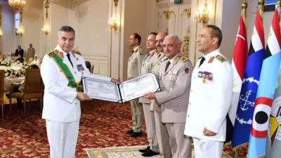 الفريق أول عبد المجيد صقر يكرم قادة القوات المسلحة الذين أوفوا العطاء بالقوات المسلحة