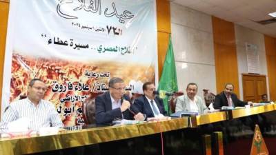 وزير الزراعة يوزع عقود الاصلاح الزراعي على المنتفعين وكروت تسوية بالليزر