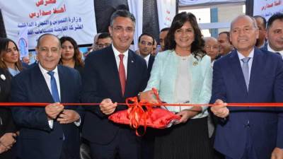 وزير التموين ومحافظ القاهرة ورئيسة الأمانة الفنية للتحالف الوطني يفتتحون المعرض السلعي للشركة القابضة للصناعات الغذائية
