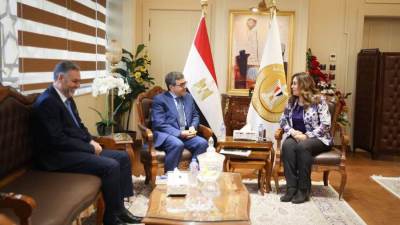 وزيرة التنمية المحلية تبحث مع نقيب الأطباء البيطريين عدد من الملفات المشتركة
