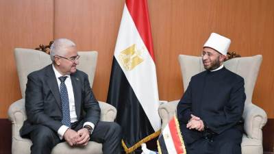 سفير أذربيجان يسلم وزير الأوقاف دعوة لحضور القمة العالمية لقادة الأديان بأذربيجان نوفمبر المقبل