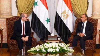 وزير الخارجية والهجرة يستقبل نظيره السوري