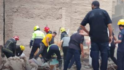 انهيار عقار بالكامل في منطقة الزيتون بالقاهرة واستمرار جهود الإنقاذ