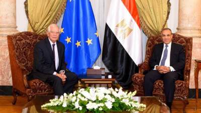 وزير الخارجية يبحث مع بوريل تعزيز محاور الشراكة الإستراتيجية الشاملة في غزة