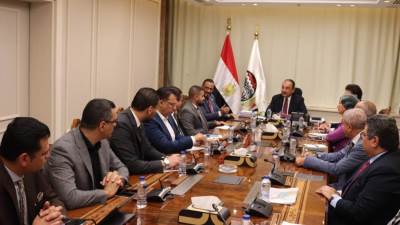وزير قطاع الأعمال العام يلتقي مجلس إدارة جمعية مطوري القاهرة الجديدة والعاصمة الإدارية