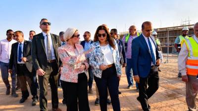 وزيرتا البيئة والتنمية المحلية تتفقدان مراحل انشاء البنية التحتية لمدينة المخلفات بالعاشر من رمضان