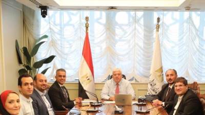 وزير التعليم العالي يجتمع بفريق عمل مؤسسة شباب القادة