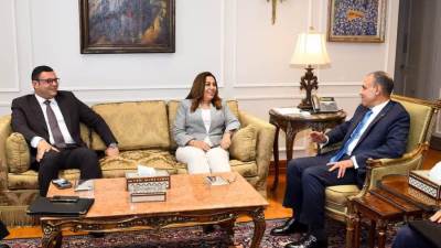 وزير الخارجية والهجرة يستقبل وزيرة التنمية المحلية ووزير الإسكان والمرافق
