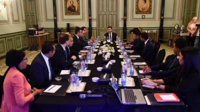 وزير الشباب والرياضة يعقد اجتماعاً مع شركة دافينج الصينية