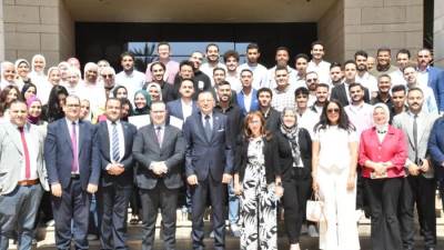 المشرف على مكتب وزير الإسكان يسلم طلبة كلية التخطيط العمراني شهادات إتمام دورتهم التدريبية