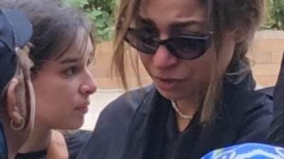 وصول جثمان ناهد رشدى إلى مسجد الكواكبي لأداء صلاة الجنازة وانهيار ابنتها