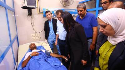 وزيرة التضامن الاجتماعي تزور مصابي حادث تصادم قطاري الشرقية بمستشفى جامعة الزقازيق والأحرار 