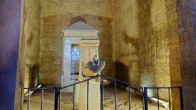 وزير السياحة والآثار يشيد بما يبذله المرممين من جهد للحفاظ على تراث مصر الحضاري واستعادة الألوان الأصلية للمعابد