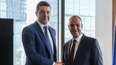 وزير الخارجية يجتمع مع وزير الصناعة والتجارة الروسي