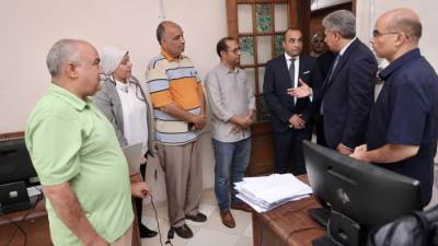 وزير السياحة يتفقد مبنى المجلس الأعلى للآثار بالعباسية ويتحدث مع الموظفين