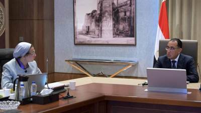 رئيس الوزراء يُتابع مع وزيرة البيئة عدداً من ملفات العمل