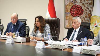 وزيرة التنمية المحلية تترأس لجنة اختيار المتقدمين علي بعض الوظائف القيادية الشاغرة بديوان عام الوزارة