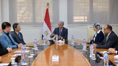 وزير السياحة يلتقي بسفير سنغافورة والرئيس التنفيذي للشركة المنظمة لمعرض رمسيس وذهب الفراعنة