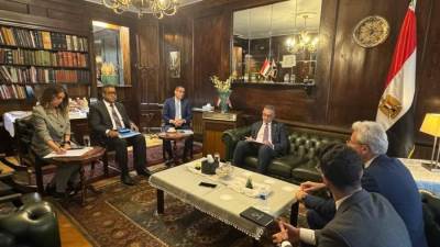 وزير الاستثمار والتجارة الخارجية يلتقي ممثلي شركات بريطانية عاملة في مجال الطاقة المتجددة 