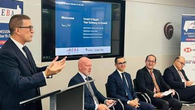  وزير الاستثمار والتجارة الخارجية يشارك بجلسة نقاشية حول تعزيز بيئة الأعمال وتيسير حركة التجارة الخارجية