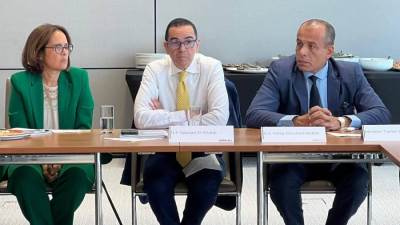 الخطيب: الحكومة تعمل على جذب استثمارات أجنبية جديدة في مجالات التكنولوجيا والصناعات التحويلية والخدمات المالية