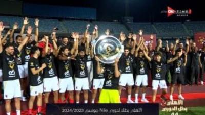 الأهلى يحتفل بتتويجه بدرع الدورى رقم 44 فى تاريخه
