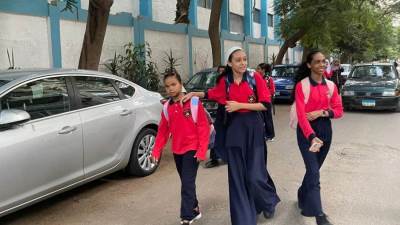 مدارس الجيزة تستقبل طلاب الصف الأول الإعدادى فى ثانى أيام العام الدراسى