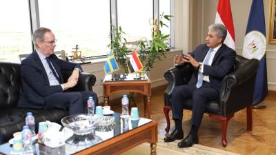 وزير السياحة يبحث مع سفير السويد الرؤى والأفكار لتعزيز التعاون بين البلدين