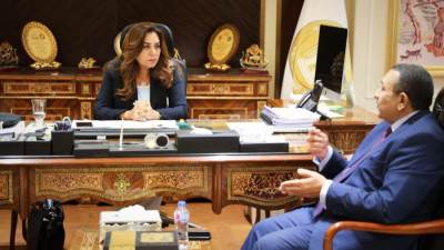 وزيرة التنمية المحلية تلتقي بنقيب أطباء أسنان القاهرة