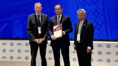 رئيس البنك الآسيوى يكرم «كجوك» عميد المديرين التنفيذيين.. ويتمنى له التوفيق فى «مجلس المحافظين»