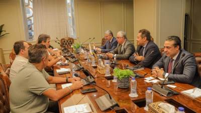 رئيس اقتصادية قناة السويس يلتقي عددًا من الشركات التركية لبحث سبل التعاون في مجال تصنيع الملابس 