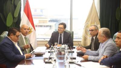 وزير الثقافة يعقد اجتماعًا موسعًا مع رؤساء قطاعات الوزارة  لمتابعة تنفيذ مبادرة رئيس الجمهورية للتنمية البشرية "بداية جديدة لبناء الإنسان"