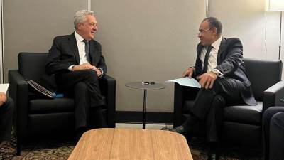 وزير الخارجية والهجرة يلتقي بالمُفوض السامي للأمم المتحدة لشئُون اللاجئين