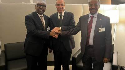 وزير الخارجية والهجرة يلتقي مع وزيري خارجية الصومال وإريتريا في اجتماع ثلاثي مشترك