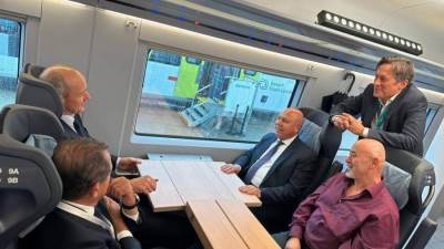 وزير النقل يتفقد قطار فيلارو المخصص لشبكة القطارات السريعة المصرية في ألمانيا