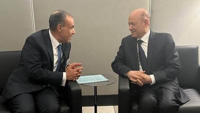 وزير الخارجية يلتقي برئيس المجلس الرئاسي اليمني